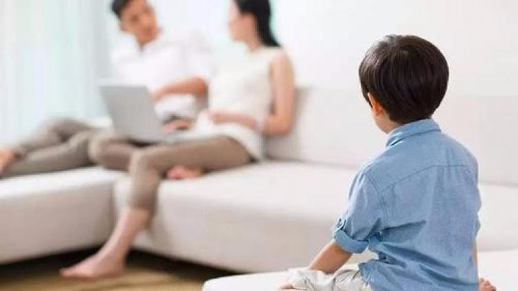 【家庭教育】孩子玩手机都治不了？智慧型爸妈必学！