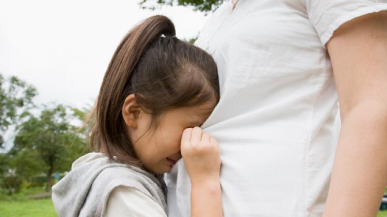 【家庭教育】当孩子哭了，你的第一句话是什么？