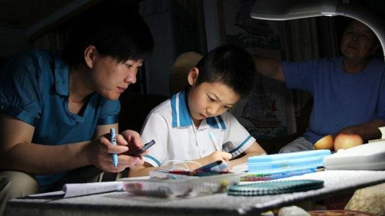 【家庭教育】 “孩子不听我的，老师说一句胜过我说一百句！”老师：这个锅别甩 