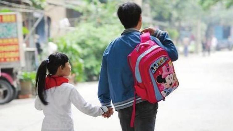 【最智慧家庭教育】设立“爸爸接送日”是促进孩子健康成长的明智之举
