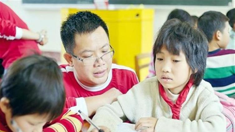 【最智慧家庭教育】越来越多父母陷入了“早教圈套”，以为是开发智力，实则伤娃潜力 