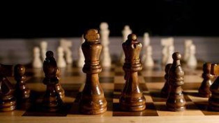 【最智慧家庭教育】教小孩子下棋可以减少他们对风险的厌恶程度 