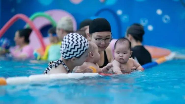 【最智慧家庭教育】宝宝游泳玩水的乐趣，是其他任何运动不能代替的 