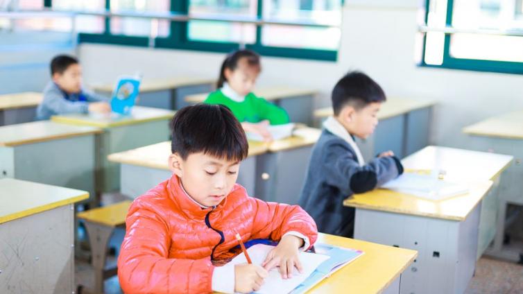 【最智慧家庭教育】未成年人保护新规实施在即 学前启蒙英语命悬一线 