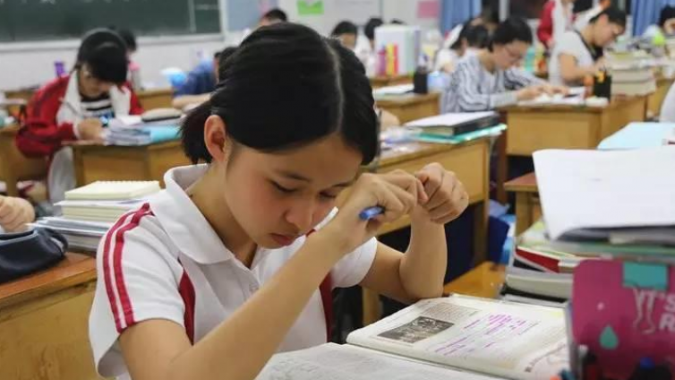 【最智慧家庭教育】中学生晚自习或将被取消？教育局给出答复，学生和家长拍手叫好 