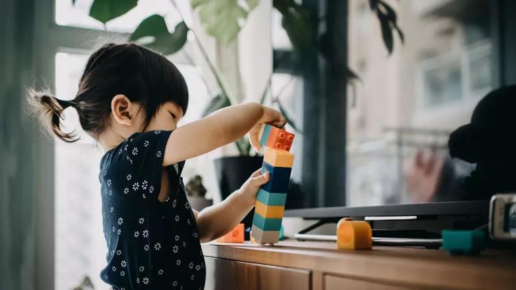 【最智慧家庭教育】张萌和孩子硬碰硬惹争议：孩子发脾气，你该怎么做？ 