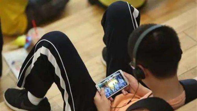 【最智慧家庭教育】16岁少年沉迷网络、辍学、想流浪、自残……罪魁祸首竟是父母 