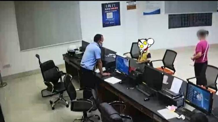 【最智慧家庭教育】男孩偷妈妈20元被送到派出所，之后拿着考高分奖励的10元给民警买水果致谢 