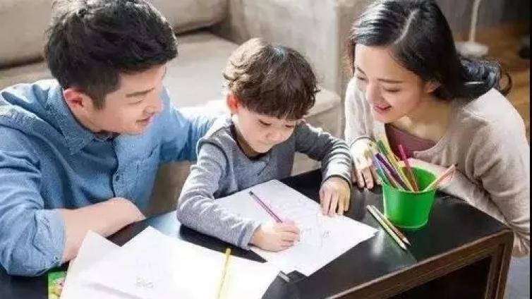 【最智慧家庭教育】8个瞬间告诉你，这才是真正会爱孩子的父母 