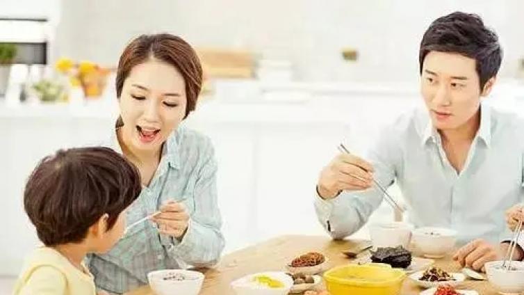 【最智慧家庭教育】拳打、脚踢、扇耳光，面对“蛮横”的儿子，妈妈选择了含泪离开 
