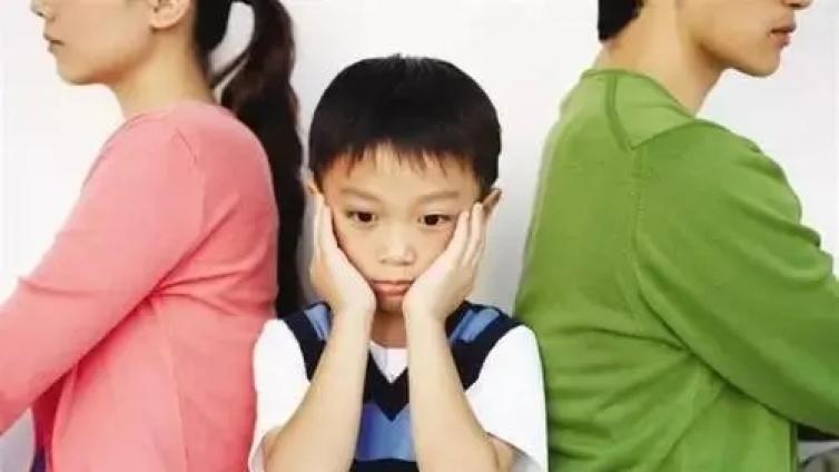 【最智慧家庭教育】孩子个子比同龄人都矮，为此他很自卑，作为家长该怎么办？