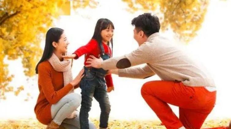 【最智慧家庭教育】一位清华博导的育儿经：最好的亲子关系是父母要懂得“热眼旁观” 