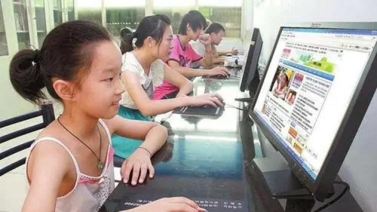 【最智慧家庭教育】家有“小网虫”？家长这么做 