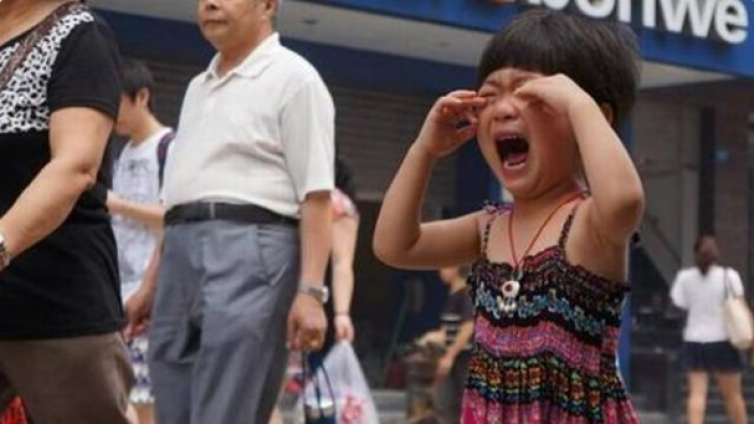 【最智慧家庭教育】女孩在商场与父母走散，再见时已大变模样，爸妈看到时差点认不出 