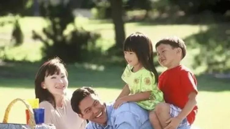【最智慧家庭教育】世界正在奖赏多陪伴孩子的父母，不管过不过节 