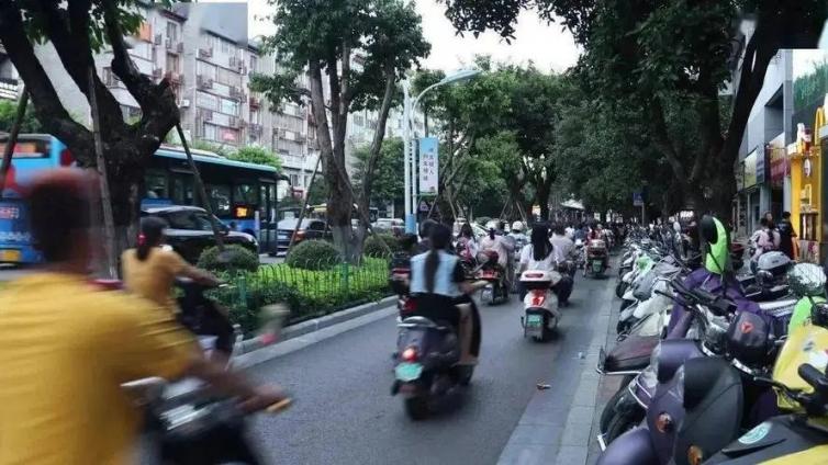 【最智慧家庭教育】延时服务两周后，新问题接踵而来，校门口这一幕让老师、家长都“崩溃”！ 