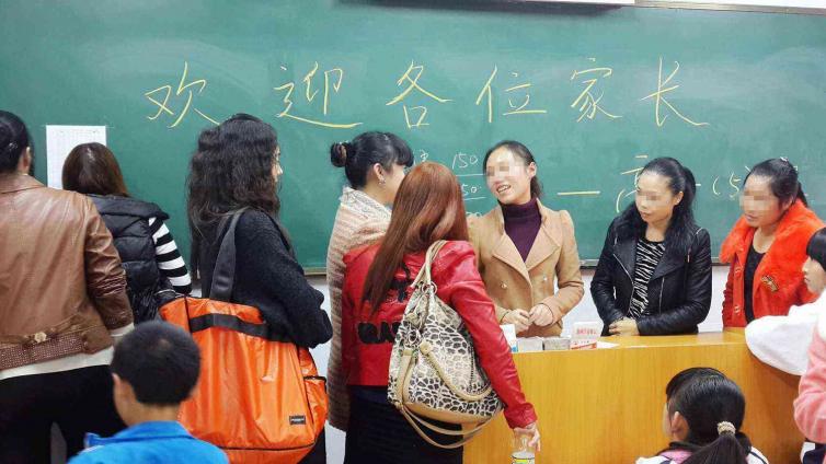 【最智慧家庭教育】妈妈去开家长会，却因为穿着被老师婉拒，“要不你换件衣服？” 