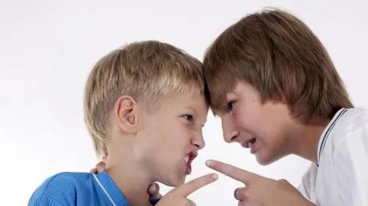 【最智慧家庭教育】孩子被打要教他还手吗？这这样做，才是正确的反击方式 