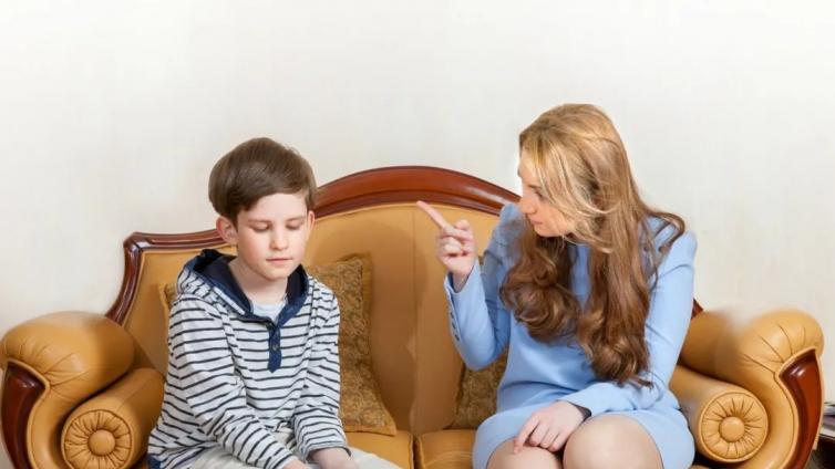 【最智慧家庭教育】 三种“冷暴力”行为正在蔓延，比打骂后果还严重，可父母却未察觉