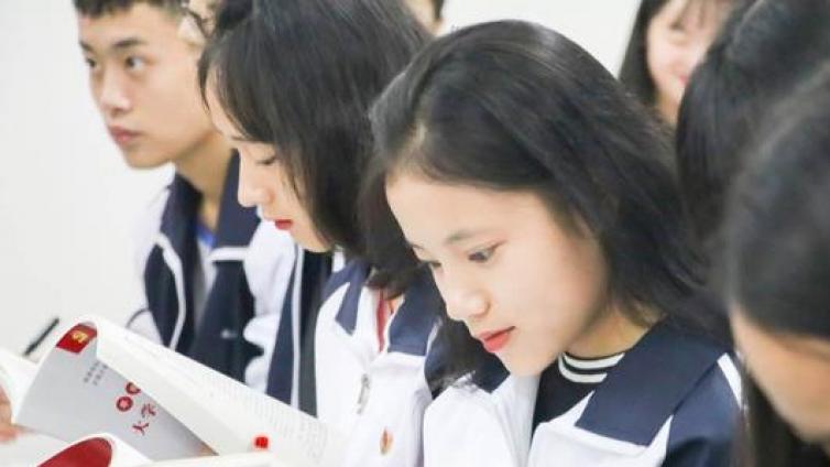 【最智慧家庭教育】女学生热衷于打扮，放言不读书也会嫁得好，老师：家庭教育很重要