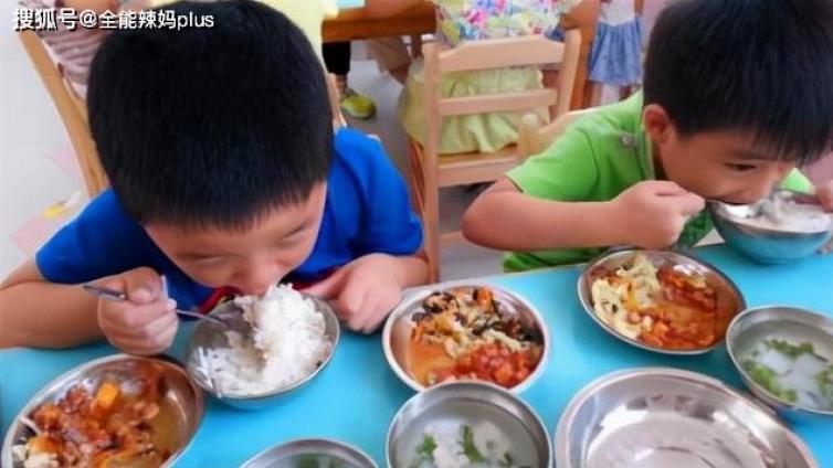 【最智慧家庭教育】 “在家不吃饭，学校干两碗”，看见幼师发的生活照，妈妈备受煎熬 