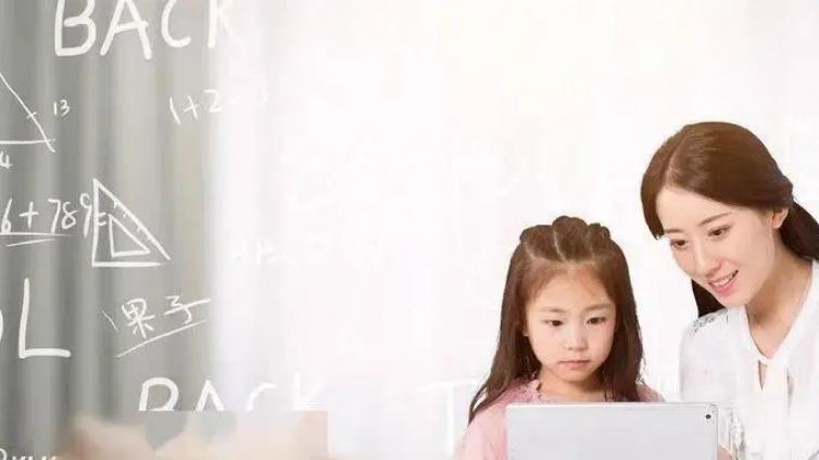 【最智慧家庭教育】“双减”后家庭教育应警惕“丧偶式”育儿等误区 