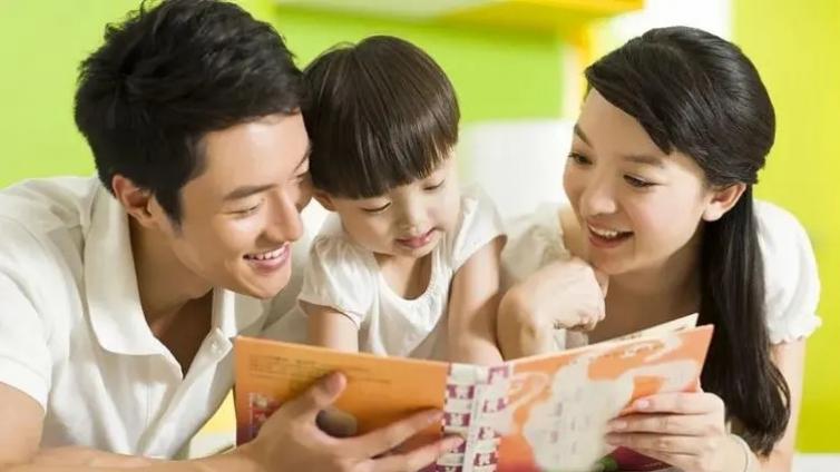 【最智慧家庭教育】地铁里打孩子还让其下跪！这位家长，你违法了 