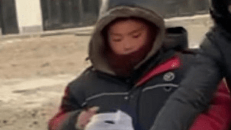 【最智慧家庭教育】13岁男孩在寒风中摆摊，担起生活的重担